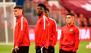 Alphonso Davies y Juan Córdova antes de un duelo de la Selección de Canadá.