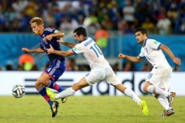 Keisuke Honda y Giorgos Karagounis