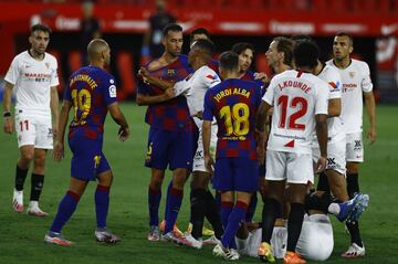 Tangana. Fernando y Sergio Busquets tras el roce entre Leo Messi y Diego Carlos.