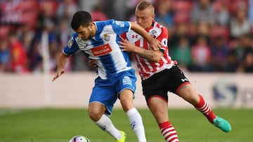 Football Soccer Britain - Southampton v RCD Espanyol - Pre Season Friendly - St Maryx92s Stadium - 3/8/16
Southampton's Jordy Clasie in action with Espanyol's Aaron Caricol
Action Images via Reuters / Tony O'Brien
Livepic
EDITORIAL USE ONLY.