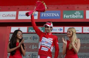 El ciclista del Katusha Daniel Moreno, con el jersey rojo de nuevo líder de la clasificación general, celebra la victoria conseguida en la novena etapa de la Vuelta Ciclista a España-2013, que ha partido de la localidad de Antequera y con llegada en Valdepeñas de Jaén, de 163,7 kilómetros.