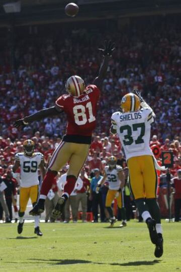 El receptor de San Francisco Anquan Boldin (81) ante Sam Shields (37).