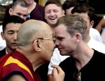 Recepción del Dalai Lama al equipo nacional australiano de cricket. En la imagen el líder espiritual conversa con el capitán Steve Smith.