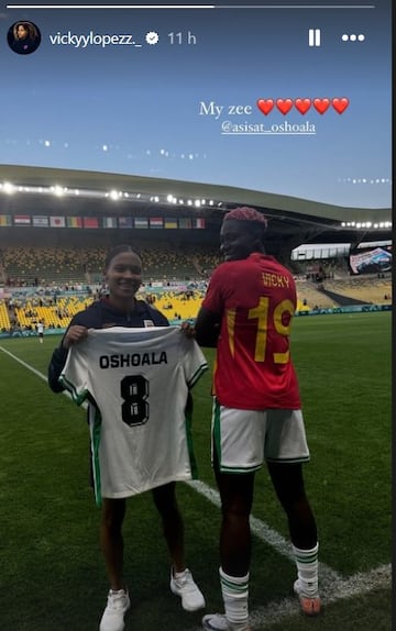 Vicky López y Oshoala posan con sus camisetas de Nigeria y España en los Juegos 2024.