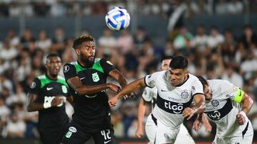 AMDEP3963. ASUNCIÓN (PARAGUAY), 08/06/2023.- Marcos Gómez (c) de Olimpia disputa el balón con Cristian Castro de Nacional hoy, en un partido de fase de grupos de la Copa Libertadores entre Olimpia y Atlético Nacional en el estadio Defensores del Chaco en Asunción (Paraguay). EFE/ Daniel Piris