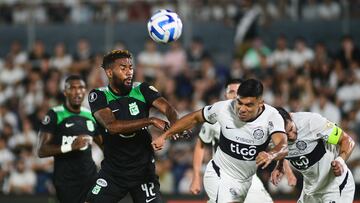 AMDEP3963. ASUNCIÓN (PARAGUAY), 08/06/2023.- Marcos Gómez (c) de Olimpia disputa el balón con Cristian Castro de Nacional hoy, en un partido de fase de grupos de la Copa Libertadores entre Olimpia y Atlético Nacional en el estadio Defensores del Chaco en Asunción (Paraguay). EFE/ Daniel Piris
