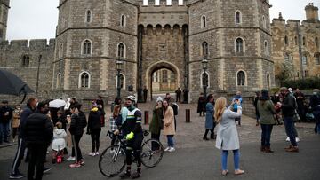 Mourners gather outside Windsor Castle after Britain&#039;s Prince Philip, husband of Queen Elizabeth, died at the age of 99, in Windsor, near London, Britain, April 10, 2021. REUTERS/Andrew Boyers