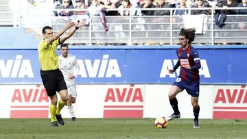 Fernández Munuera da la ley de la ventaja con Cucurella en posesión del esférico.