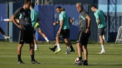 Sergio Pellicer dando instrucciones en el entrenamiento.