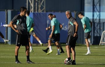 Sergio Pellicer dando instrucciones en el entrenamiento.