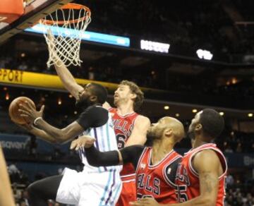 Michael Kidd-Gilchrist y Pau Gasol.