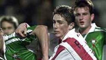 PELEA. Fernando Torres es agarrado por Iñigo y demuestra que el partido estuvo muy igualado y los delanteros estuvieron supermarcados.