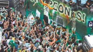 <b>IMPRESIONANTE. </b>La afición bética desbordó las previsiones y tomó las calles de la ciudad. Primero en Santa Justa, donde más de 20.000 aficionados recibieron al equipo y luego en su recorrido hasta el Ruiz de Lopera.