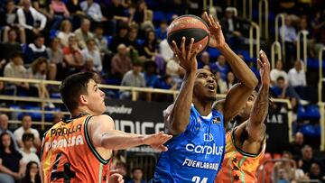 Lasan Kromah, con el balón ante los jugadores de Valencia Basket, Jaime Pradilla y Chris Jones.