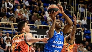 Lasan Kromah, con el balón ante los jugadores de Valencia Basket, Jaime Pradilla y Chris Jones.