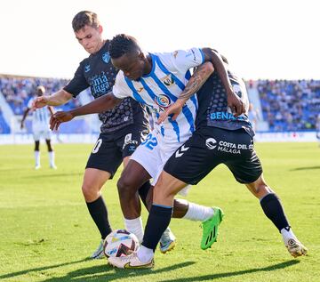Cissé, en el duelo ante el Málaga, presionado por dos rivales.