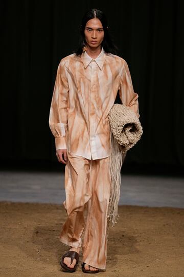 Un modelo luce una creaci¨®n como parte de la colecci¨®n masculina Primavera Verano 2024 de Federico Cina presentada en Mil¨¢n.