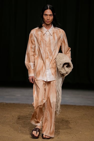 Un modelo luce una creación como parte de la colección masculina Primavera Verano 2024 de Federico Cina presentada en Milán.