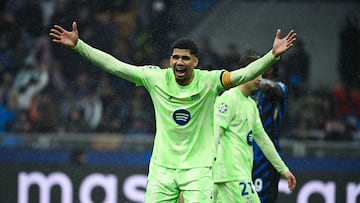 Ronald Araújo protesta en el Inter-Barça.