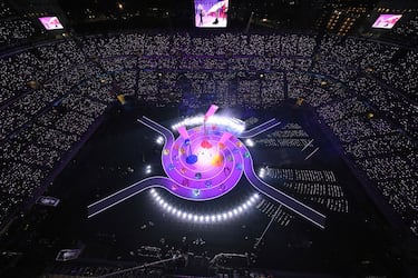 Bailarines actúan en la ceremonia inaugural de los Juegos Olímpicos de Invierno Milán-Cortina en el Estadio San Siro.