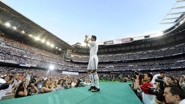 Cristiano Ronaldo aplaude durante su presentación con el Real Madrid, en el Bernabéu.