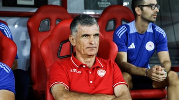 Piraeus (Greece), 03/10/2024.- Jose Luis Mendilibar, coach of Olympiacos, watches the game during the UEFA Europa League soccer match between Olympiacos Piraeus and SC Braga, in Piraeus, Greece, 03 October 2024. (Grecia, Pireo) EFE/EPA/GEORGIA PANAGOPOULOU