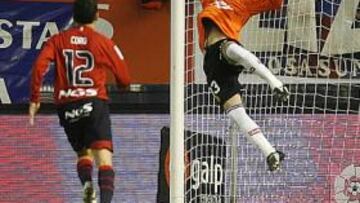 <b>PARTIDAZO. </b>Aouate paró muchas ocasiones de gol de Osasuna y en otras el balón fue al larguero, como este remate de Pandiani.