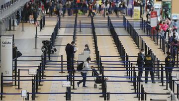 Fotograf&iacute;a de pasajeros en el aeropuerto Internacional Jorge Ch&aacute;vez de Lima (Per&uacute;). EFE/ Paolo Aguilar/Archivo