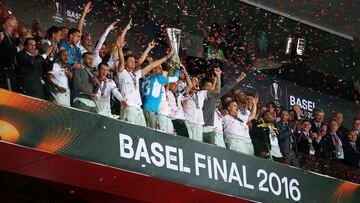 El Sevilla recoge el trofeo en el palco del St. Jakob Park.