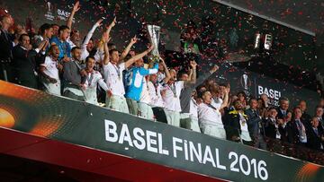 El Sevilla recoge el trofeo en el palco del St. Jakob Park.