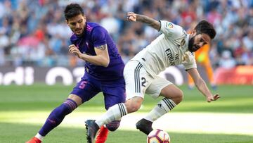 Okay Yokuslu intenta arrebatar el balón a Isco, jugador del Real Madrid, en el Santiago Bernabéu.