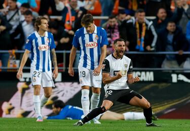 El canterano valencianista vio puerta, tras un desmarque de killer. El pase de Luis Rioja ayudó muchó. Javi Guerra, con Corberán, ha vuelto a ser el jugador que encandilaba al fútbol español.