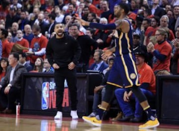 Drake grita a Paul George durante la serie de 2016 entre Toronto Raptors e Indiana Pacers.