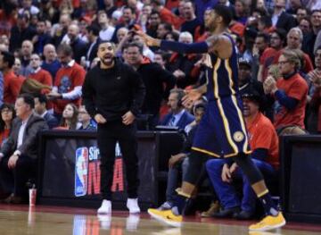 Drake grita a Paul George durante la serie de 2016 entre Toronto Raptors e Indiana Pacers.