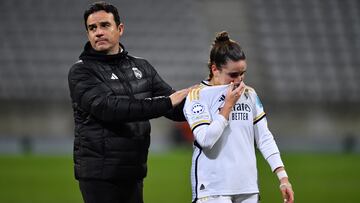 PARIS, FRANCE - DECEMBER 14: Alberto Toril, Head Coach of Real Madrid, consoles Teresa Abelleira of Real Madrid at full-time following their team's defeat in the UEFA Women's Champions League group stage match between Paris FC and Real Madrid CF at Stade Charlety on December 14, 2023 in Paris, France. (Photo by Franco Arland/Getty Images)
PUBLICADA 16/12/23 NA MA17 3COL