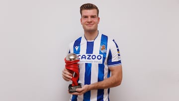 Sorloth posa con el premio que le acredita como el mejor jugador de LaLiga en enero