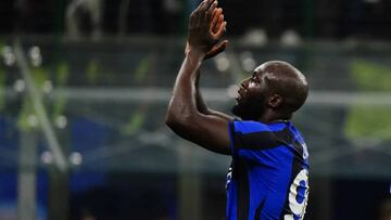 Romelu Lukaku (FC Inter) claps his hands during the match between FC Internazionale and Viktoria Plzen, UEFA Champions League, Group C, at Giuseppe Meazza stadium in Milan on October 26, 2022. (Photo by Luca Rossini/NurPhoto via Getty Images)