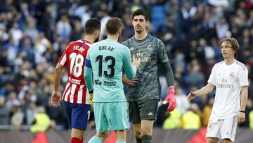 Oblak y Courtois se saludan tras el último Real Madrid-Atlético.
