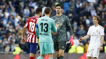 Oblak y Courtois se saludan tras el &uacute;ltimo Real Madrid-Atl&eacute;tico.