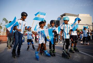 Varios grupos de ciudadanos cataríes han participado en un evento en Doha donde han apoyado a diferentes selecciones del Mundial. En la foto, en apoyo a la selección argentina. 