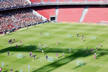 Vista del entrenamiento del FC Barcelona desde las gradas del Camp Nou.