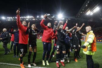 El Sevilla celebró la clasificación al final del partido.