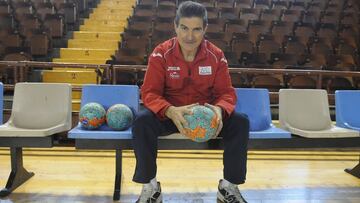 Manolo Cadenas posa en una entrevista para As durante su segunda etapa como técnico del Ademar León.