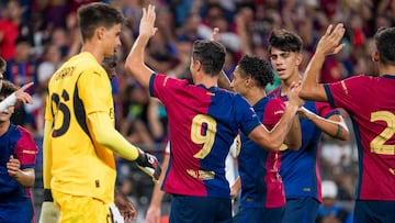 Baltimore (United States), 06/08/2024.- Robert Lewandowski of FC Barcelona celebrates with his teammates after scoring against Goalkeeper Lorenzo Torriani of AC Milan during the DIRECTV Soccer Champions Tour friendly match between FC Barcelona and AC Milan at M&T Bank Stadium in Baltimore, Maryland, USA, 06 August 2024. (Futbol, Amistoso) EFE/EPA/SHAWN THEW