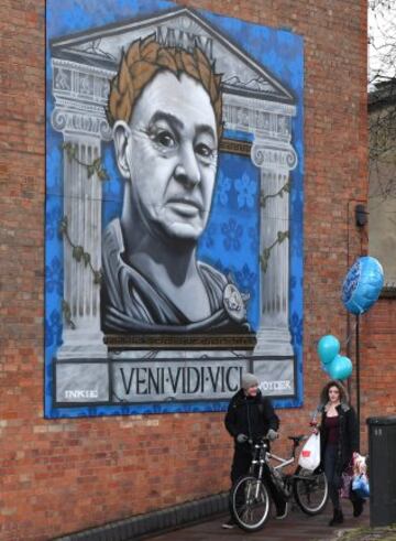 Los seguidores del Leicester homenajean a Ranieri