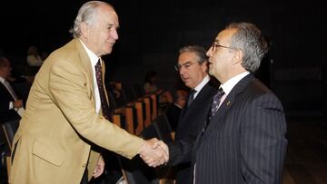 José María Echevarría saluda a Alejandro Blanco durante una reunión en el COE.