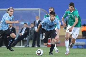 En verano de 2010 participó en su primer gran torneo de slecciones, el Mundial de Sudáfrica 2010. Suárez fue clave en la clasifiación de la selección charrúa a la fase final y era un fijo en el 11 de Tabarez. Acabó el mundial con 3 goles y 3 asistencias pero se le recuerda más por otra acción.