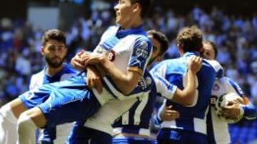 Los jugadores celebran con Moreno el 1-1 ante el Rayo.