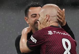 Inmensa postal: Así fue el reencuentro de Xavi e Iniesta