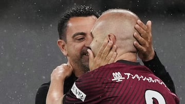 Tokyo (Japan), 06/06/2023.- Vissel Kobe's Andres Iniesta (R) hugs FC Barcelona's head coach Xavi Hernandez as he leaves the pitch during the friendly soccer match between Vissel Kobe and FC Barcelona at the National Stadium in Tokyo, Japan, 06 June 2023. (Futbol, Amistoso, Japón, Tokio) EFE/EPA/FRANCK ROBICHON
